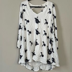Free People size medium tunic top white with navy embroidered roses